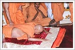 Pramukh Swami Maharaj performs prostrations at Akshar Deri