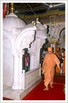 Pramukh Swami Maharaj performs prostrations at Akshar Deri