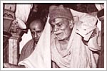 Brahmaswarup Yogiji Maharaj meditates in Akshar Deri