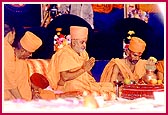 Swamishri offering prayers during a ritual