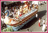 Sadhus and devotees joyously sing dhun and bhajans during a spectacular procession to commemorate the Bicentenary of Bhagwan Swaminarayan