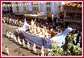 Sadhus and devotees joyously sing dhun and bhajans during a spectacular procession to commemorate the Bicentenary of Bhagwan Swaminarayan