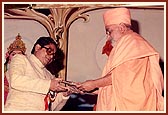 Swamishri presents a memento to Shri Amarsinh Chaudhari 