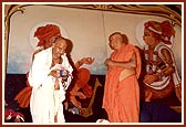 Swamishri honors Shri Dongre Maharaj, the famous exponent on the Shrimad Bhagwat