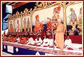 Swamishri blesses the Sant Sammelan