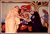 Swamishri presents a memento to Shri H.M. Patel, president of Charutar Vidya Mandal, Vidyanagar 