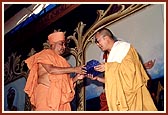 Swamishri honors H.H. Dalai Lama