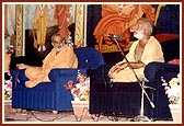 Swami Vibudeshtirthji, Acharya of Madhva Sampraday - Udipi, addresses the assembly