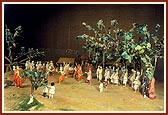 Shriji Maharaj plays 'ras' with the paramhansas and reveals the glory of Gunatitanand Swami as Mul Akshar