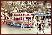 More than 13 decorative floats with an array of decorative statues of spiritual role models like Tukaram, Mira, Tulsidas, Shankracharya, etc, and the spirited singing of bhajans and folk dances by youths and children transformed the streets of Amdavad into a moving stream of devotion and celebration