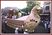 More than 13 decorative floats with an array of decorative statues of spiritual role models like Tukaram, Mira, Tulsidas, Shankracharya, etc, and the spirited singing of bhajans and folk dances by youths and children transformed the streets of Amdavad into a moving stream of devotion and celebration