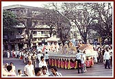 More than 13 decorative floats with an array of decorative statues of spiritual role models like Tukaram, Mira, Tulsidas, Shankracharya, etc, and the spirited singing of bhajans and folk dances by youths and children transformed the streets of Amdavad into a moving stream of devotion and celebration