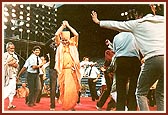 Swamishri joins the enthusiastic dancing youths