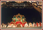 Prominent spiritual and social leaders with Swamishri during the Unity Convention 