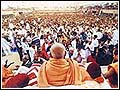 Thousands que up to offer contributions towards the social and spiritual activities of the sanstha, at the feet of Pramukh Swami