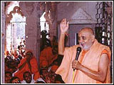 Swamishri doing dhoon before the first arti during Murti-pratishtha 
        ceremony