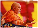 Swamishri giving blessings during the main assembly