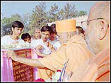Swamishri revealing the Mandir Plaque