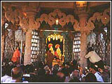 Swamishri performing arti as part of the Murti-pratishtha 
        ceremony
