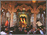 Swamishri performing arti as part of the Murti-pratishtha 
        ceremony