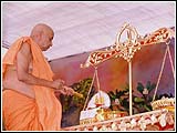 Spraying colored water on Harikrishna Maharaj
