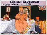 Swamishri blessing the convention of 40,000 Kadva Patels at the Umiya Mata Mandir, Vaandhay