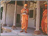 Swamishri at Shri Adabhai's Darbar, Mankuva