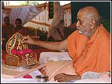 Swamishri doing Pujan of Shri Harikrishna Maharaj