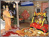 Swamishri performing Arti of janmotsav