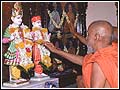 Swamishri performing murti pratishtha at Kadodara