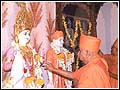 Swamishri performing murti pratishtha at Bajipura