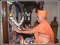 Swamishri performing murti pratishtha at Galonda