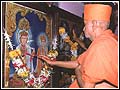 Swamishri performing murti pratishtha at Nani Tambadi