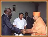 Swanishri with President Moi of Kenya at the State House, Nairobi 