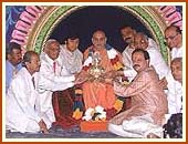 Leading devotees of Nairobi felicitate Swamishri 