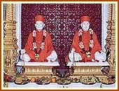 Shastriji Maharaj (L) and Pramukh Swami Maharaj 