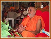 Swamishri joins in the singing of the thals before the Annakut - mountain of food - devoutly decorated and offered to God at the beginning of each year as a form of thanksgiving.