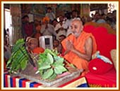 Swamishri performs the concluding Govardhan Puja.