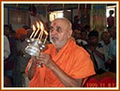 Swamishri performs arti in the main mandir.