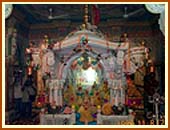 An Annakut is also offered before the murtis in the Akshar Deri shrine.