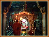 The first day of the new year dawns with Mangala Arti<br>
        at the holy Akshar Deri