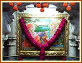 The holy charanarvind and murtis at the Akshar Deri, the shrine erected over the samadhi of Gunatitanand Swami