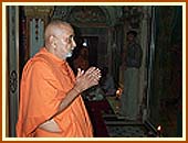 Swamishri doing darshan at the Akshar Deri