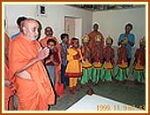 Darshan in the room where Yogiji Maharaj used to reside