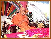 Swamishri performing his puja on the morning of the first day of the new year