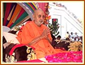 Swamishri performing his puja on the morning of the first day of the new year