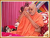 Swamishri performing his puja on the morning of the first day of the new year