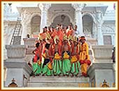 Swamishri with the young balaks who presented a dance to celebrate Shishu Din