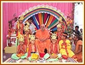 Swamishri with the balaks who presented a dance to celebrate Shishu Din