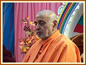 Swamishri performing his personal puja